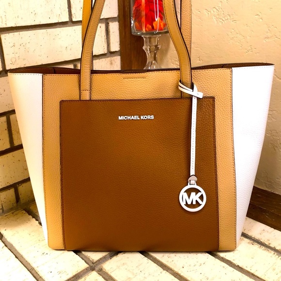 Michael Kors Handbags - 💥Moving to @the_bag_guy💥Michael Kors - Gemma Large Colorblock Tote